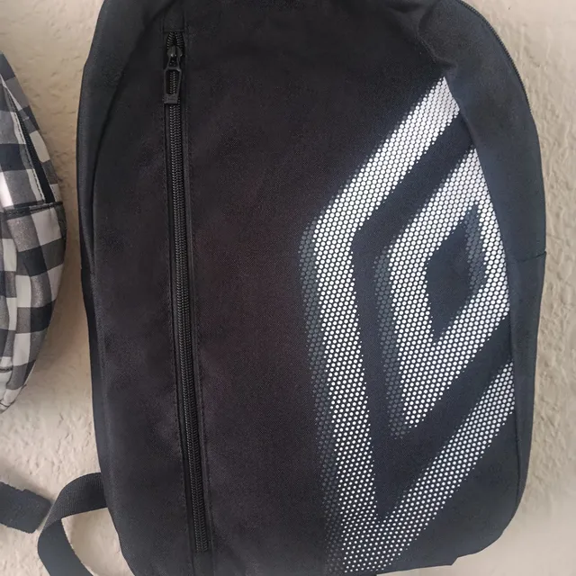 Mochila (negra) con diseño “UMBRO” y logo en relieve