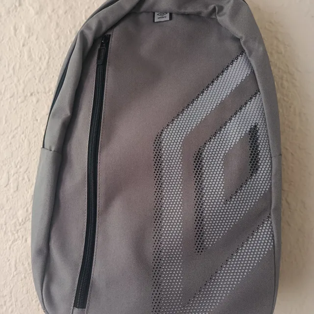 Mochila gris/metalizada (ASTRO) con logo “ASTRO” grande