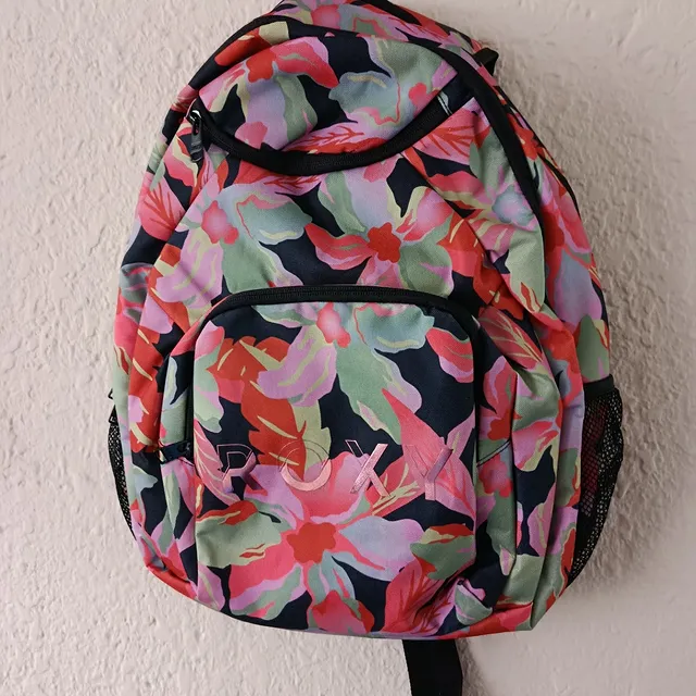 Mochila floral multicolor (fondo negro)